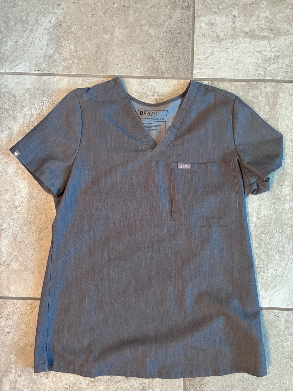 Figs Women’s V-Neck Scrub Top in Graphite Gray